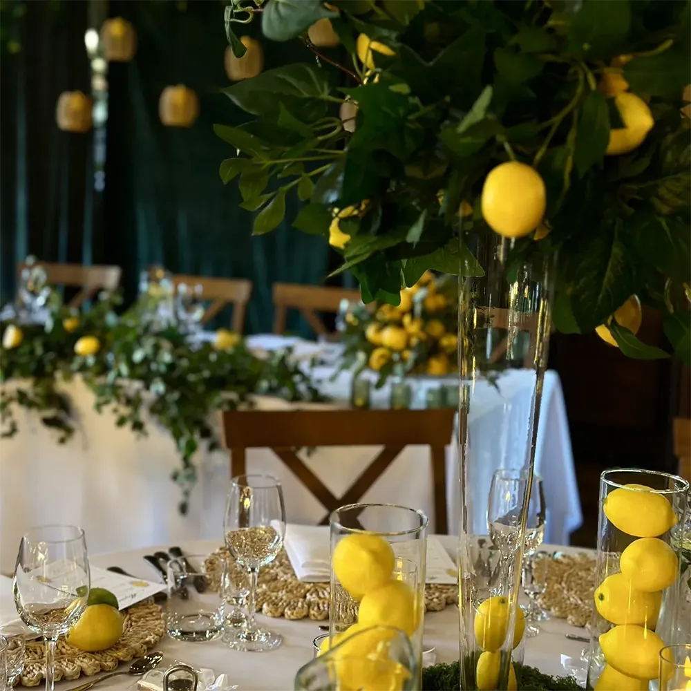Dekoracje kwiatowe na uroczystość – realizacja Granda Event Planner